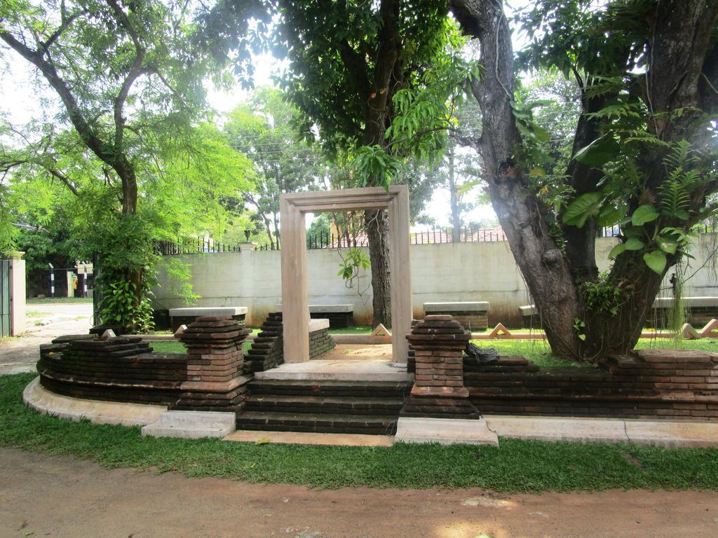 Hotel Shalini Anuradhapura Esterno foto
