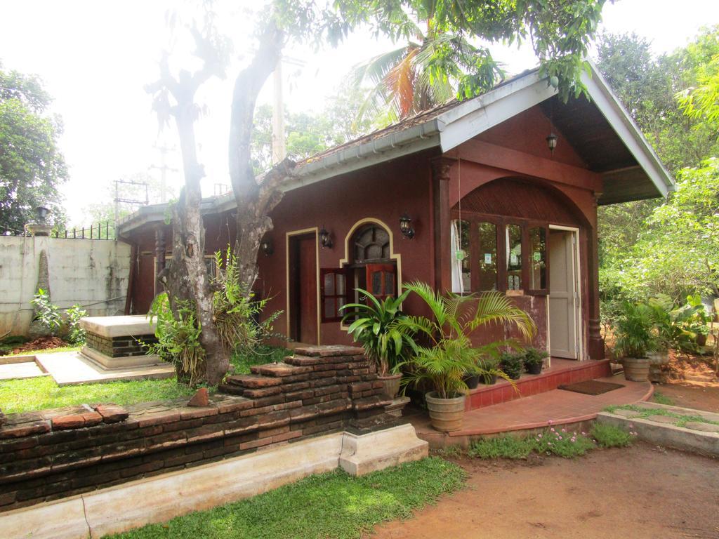 Hotel Shalini Anuradhapura Esterno foto