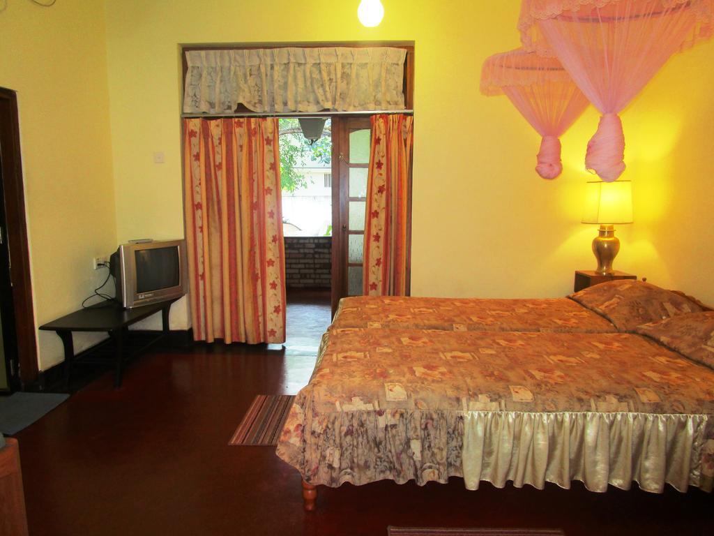 Hotel Shalini Anuradhapura Esterno foto