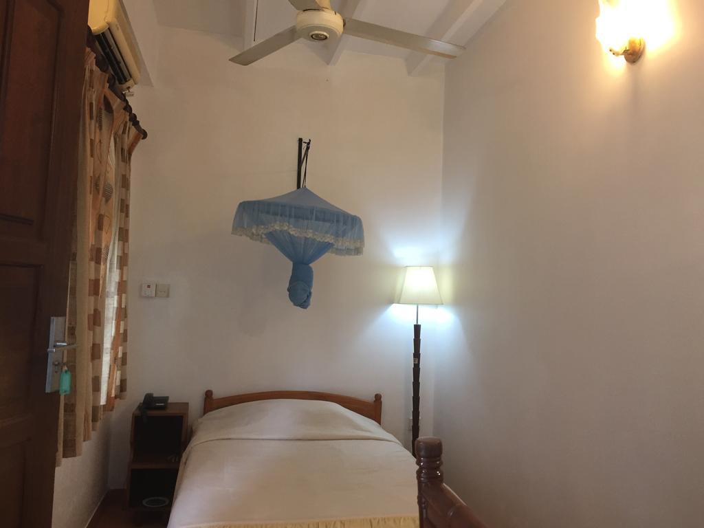 Hotel Shalini Anuradhapura Esterno foto