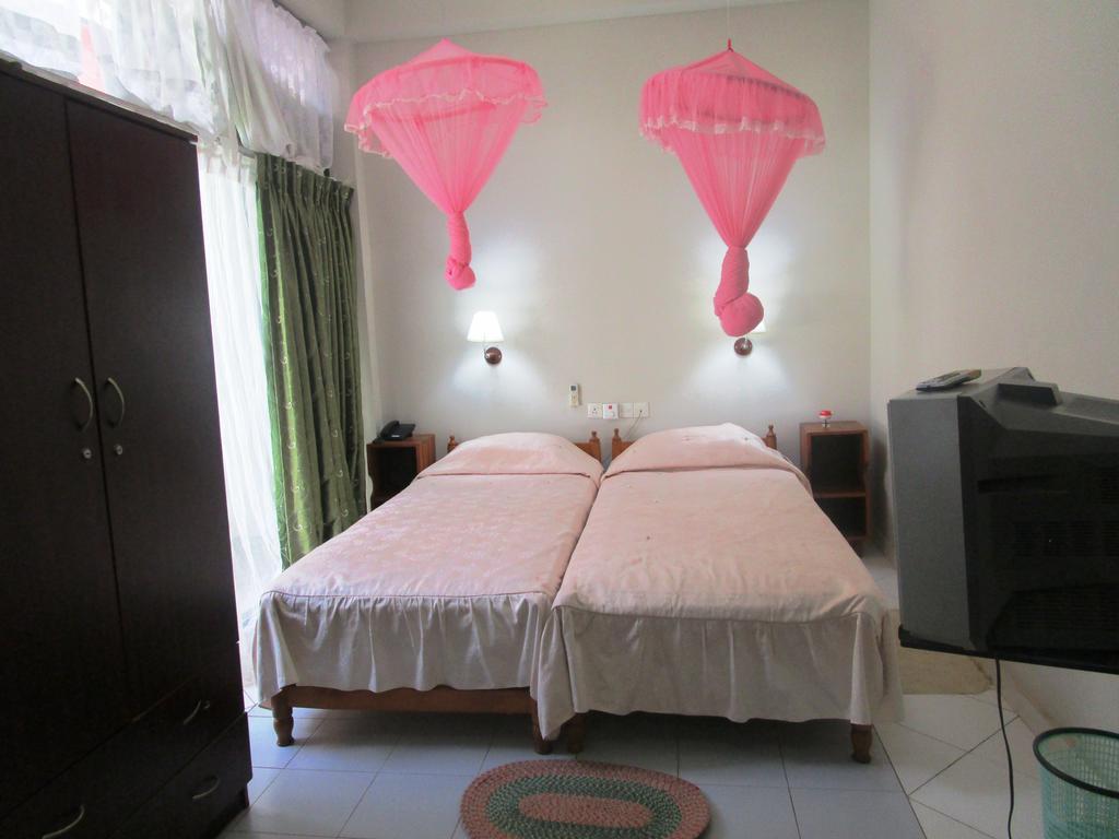 Hotel Shalini Anuradhapura Esterno foto